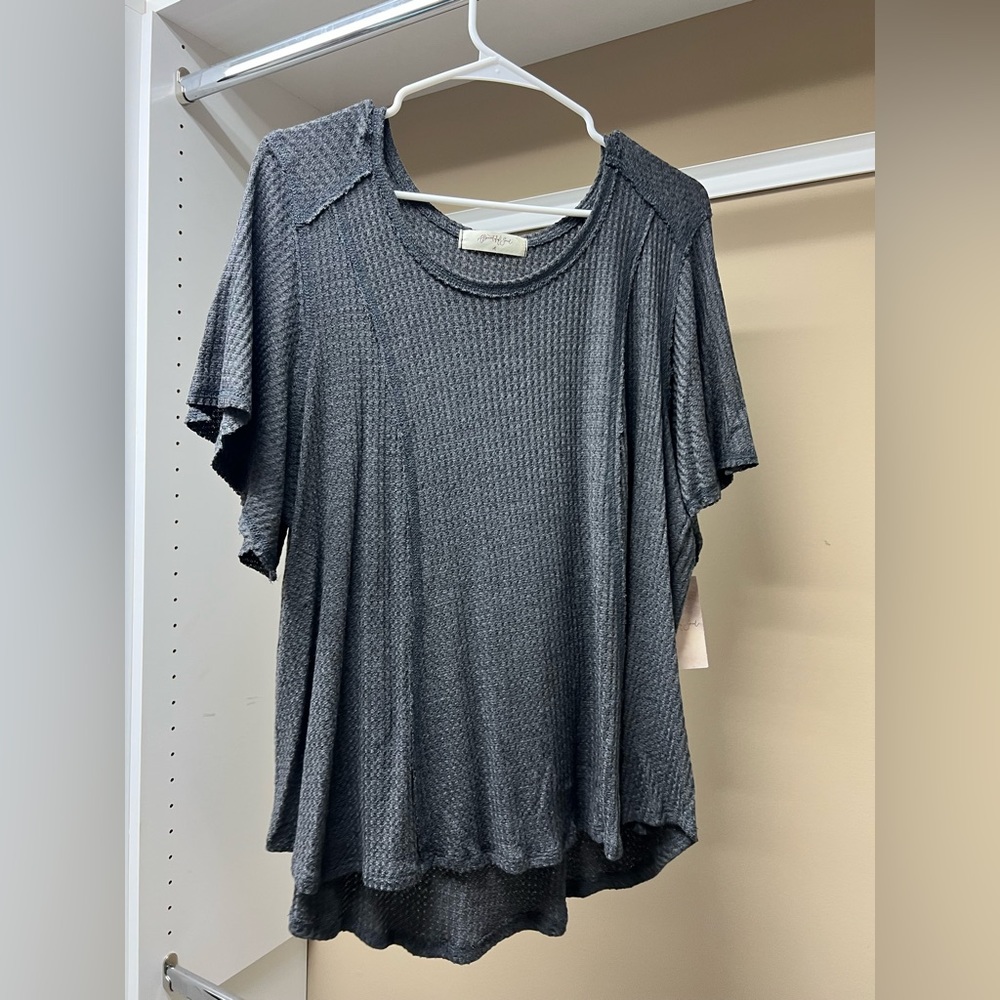 NEVER WORN Gray flowy short sleeve blouse!
